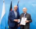 Bild: Giulia Iannicelli
Der bayerische Innenminister Joachim Herrmann händigt die Verdienstmedaille an Karlheinz Hoyer (rechts) aus.