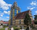 Bild: Paul Zrenner
Seit einigen Wochen eingerüstet ist die Pfarrkirche St. Emmeram. Die Fassade und der Kirchturm müssen saniert werden. Die Maßnahme erfolgt in zwei Bauabschnitten.