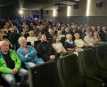 Bild: Martin Gollwitzer
Die Zuschauer im voll besetzten Neue-Welt-Kinosaal warten gespannt auf die Bestseller-Verfilmung des "Buchspazierers".