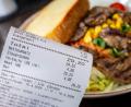 Bild: Sina Schuldt/dpa
Die Mehrwertsteuer in der Gastronomie beträgt nicht mehr 19 Prozent, sondern nur noch 7, doch der Restaurantbesuch ist nicht günstiger geworden. (Archivbild)