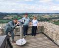 Bild: Gertraud Portner
Bürgermeister Rudolf Teplitzky blickt durch das neue Viscope am Burgturm "Haus Murach" in die Ferne. Auch ILE-Manager Christian Karl und Touristik-Leiterin Sigrid Breitschafter sind vom neuen Angebot mit eingeblendeten Infoangaben begeistert.