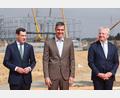 Bild: Rocío Ruz/EUROPA PRESS/dpa
Spaniens Regierungschef Pedro Sánchez (M), Andalusiens Regionalregierungschef Juanma Moreno (l) und der Chef des Energieunternehmens Moeve, der Niederländer Maarten Wetselaar, haben symbolisch den Grundstein für die derzeit größte Anlage Südeuropas zur Produktion grünen Wasserstoffs aus erneuerbaren Energiequellen in der Region Huelva gelegt.