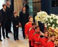 Archivbild: --/epa/dpa
Dianas Beerdigung mit den Prinzen William (l.) und Harry (4.v.l.).