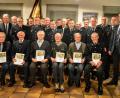 Bild: fdl
Die geehrten Mitglieder zusammen mit den Vertretern der Feuerwehrführung und Landrat Richard Reisinger (stehend, Dritter von links) und Bürgermeister Hermann Falk (stehend rechts).