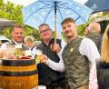 Bild: Tim Biersack
"Erobert" jetzt auch Franken: Der Sulzbacher Wirt Tim Biersack (rechts) ist überraschend Festwirt am Nürnberger Altstadtfest geworden. Hier beim Bieranstich mit seinem Vater Benno Biersack (Mitte) und Arnd Neubauer von Augustiner-Bräu.
