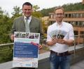 Bild: Laura Kohl, Landratsamt Schwandorf
Landrat Thomas Ebeling (links) und Florian Schmid von der Lernenden Region Schwandorf präsentieren das diesjährige Vereinsschule-Programm.