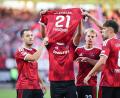 Bild: Daniel Karmann/dpa
Beim Spiel gegen Hannover jubelten die Nürnberger Profis nach dem ersten Tor mit dem Trikot von Ioannis Masouras. (Archivbild)