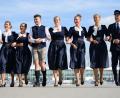 Bild: Lukas Barth-Tuttas/dpa
Auf ausgewählten Flügen trägt die Trachtencrew der Lufthansa ihre neuen Outfits.
