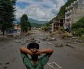 Bild: Niranjan Shrestha/AP/dpa
Ein Junge betrachtet die Verwüstungen, die durch Sturzfluten am Fluss Trishuli im nepalesischen Distrikt Nuwakot verursacht wurden. (Archivbild)