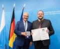 Bild: Giulia Iannicelli
Innenminister Joachim Herrmann überreicht dioe Medaille an Landrat Andreas Meier (rechts).
