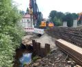 Bild: wkr
Bauarbeiten beim Neubau der Fichtelnaabbrücke im Mehlmeiseler Ortsteil Unterlind. Auf dem Bild ist die Firma Schaubeck beim Setzen der teilweise 14 Meter langen Betonbohrpfähle zur Schaffung eines sicheren Brückenfundaments zu sehen.