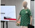 Bild: Boris Roessler/dpa
Das Retro-Trikot für das Spiel in Amsterdam.