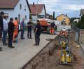 Bild: Richard Braun
In der Kaltenthalerstraße konnte sich er Bauausschuss ein Bild davon machen, welchen Schaden ein Wasserrohrbruch verursachen kann.
