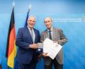 Bild: Giulia Iannicelli
Innenminister Joachim Herrmann mit Dieter Amann (rechts).