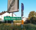 Bild: Gertraud Portner
Nach links geht es in die Martin-Luther-Straße: Grüne Straßennamenschilder zeigen in Oberviechtach den weg.