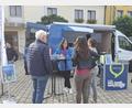 Bild: Eva Kreuzer
Bei "Redaktion on Tour" haben Leser die Möglichkeit mit den Mitarbeitenden von Oberpfalz-Medien, wie hier in Wernberg-Köblitz, ins Gespräch zu kommen und beim Gewinnspiel Preise zu gewinnen.