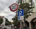 Bild: mcl
Die Beschilderung in der Dr.-Pfleger-Straße weist die neuen Stellplätze als Kurzzeitparkplätze aus. Vorgesehen sind maximal zehn Minuten.
