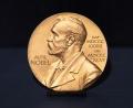 Bild: Daniel Reinhardt/dpa
Wer den begehrten Nobelpreis bekommt, erhält auch eine Medaille - und in diesem Jahr 12 Millionen schwedische Kronen (rund 1 Million Euro). (Symbolbild)