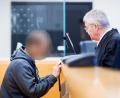 Bild: Moritz Frankenberg/dpa
Hat er seine eigene Familie angegriffen, seine Frau getötet und seine Tochter lebensgefährlich verletzt? Der Angeklagte will sich im Prozess äußern.