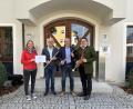 Bild: Michael Rabenhofer
Eine wichtige Spende für die Blaskapelle St. Georg in Rieden kam jetzt von der Organisation „Integrierte Ländliche Entwicklung Oberpfälzer Jura. Im Bild von links: Franziska Sippl (ILEO), der Kassier der Blaskapelle, Adalbert Obermeier, Riedens Bürgermeister Erwin Geitner und Blaskapellenvorsitzender Sebastian Zapf.