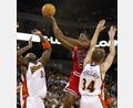 Bild: John G. Mabanglo/epa/dpa
Michael Sweetney (Mitte) spielte in der NBA für die Bulls und die Knicks. (Archiv-Foto)