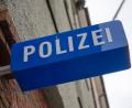Bild: Peter Kneffel/dpa
Die Polizei sperrt die Autobahn. (Symbolbild)