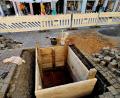 Bild: blf
In diesem Schacht am Oberen Markt in Weiden entdeckten Archäologen Reste einer alten Straße, die wohl im Spätmittelalter die beiden Tore in der Altstadt verband.