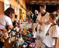 Archivbild: Ulla Britta Baumer
Ehrenamtskoordinatorin Sarah Matzke (Zweite von rechts – hier auf einem Äthiopienfest im Kettelerhaus Tirschenreuth) hat schon zahlreichen Vereinen geholfen oder sie bei deren Gründung unterstützt.
