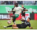 Bild: Daniel Karmann/dpa
Fürths Omar Sillah (links) und Tobias Müller aus Magdeburg kämpfen um den Ball.