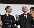 Bild: Robert Michael/dpa
Der Machtkampf der UEFA gegen FIFA-Boss Infantino (r) geht weiter. (Archivbild)
