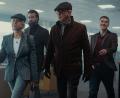 Bild: Luke Varley/Paramount+/dpa
In der zweiten Staffel sind zu sehen: Helen Mirren als Maeve Harrigan, Emmett J Scanlan als Paul, Pierce Brosnan als Conrad Harrigan und Jack Archer als Fergus.
