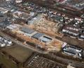 Bild: Bernd Georgi
Das Areal zwischen der Amberger Straße (oben) und der Vilstalstraße (unten) ist eine Großbaustelle. Während oben Wohnblocks, genannt "Stadtgarten", entstehen, wird darunter am Zolltrainingsgelände gebaut. Das Luftbild entstand im April. Mittlerweile ist der Baufortschritt deutlich weiter.
