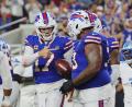 Bild: Jeffrey T. Barnes/AP/dpa
Josh Allen (Mitte) führte die Bills zum ersten Heimsieg im neuen Stadion.