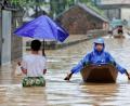 Bild: Pham Tuan Anh/VNA/AP/dpa
Am Stadtrand von Hanoi stand das Wasser meterhoch in den Straßen.