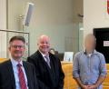 Bild: Thomas Strünkelnberg/dpa
Da haben die Anwälte gut lachen: Freispruch für einen wegen angeblicher Tötungsdelikte angeklagten Arzt.