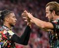 Bild: Harry Langer/dpa
Zwei für den Ballon d'Or: Das Fünf-Tore-Duo Michael Olise (l) und Harry Kane.