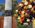 Bild: Julian Degler/dpa
Ein Blumengesteck am Denkmal erinnert an die Opfer des Oktoberfest-Attentats.