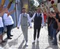 Bild: Ernst Frischholz
Mit einem lachenden Gesicht schreiten Alexander Köhle (rechts) und Josef Irlbacher (links) nach der Trauung durch das Rosenspalier der Kolleginnen und Kollegen der Bäckerei Meier in Etzgersrieth.