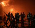 Bild: -/Ukrainian Emergency Service via AP/dpa
Auch das Kiewer Umland wird regelmäßig mit russischen Drohnen- und Raketenangriffen überzogen. (Archivbild)