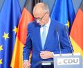 Bild: Michael Kappeler/dpa
Bundeskanzler Merz verlässt nach einer Ansprache zu den Wahlen in Berlin und Mecklenburg-Vorpommern die Bühne.
