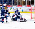 Bild: Elke Englmaier
Patrik Mühlberger (rechts) lieferte Im Tor der Blue Devils Weiden eine sehr gute Leistung ab, konnte die Auftaktniederlage gegen Memmingen aber auch nicht verhindern.