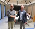 Bild: Bernhard Schultes
BI-Vorsitzender Michael Merkl (links) gratuliert Bürgermeister Adrian Käß (rechts) nach der Stimmenauszählung zum Gewinn des Bürgerentscheids.