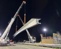 Bild: sbö
Rund 90 Tonnen schweben hier gerade über der A 93 bei Nabburg. Per Tandemhub wurden sie in die richtige Position balanciert.