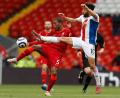 Bild: Phil Noble/Pool Reuters/AP/dpa
Der frühere Premier-League-Profi Andros Townsend (r) sorgte für Aufsehen. (Archivbild)