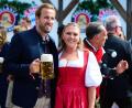 Bild: Sven Hoppe/dpa
Ein Prosit auf den nächsten Tor-Rekord: Harry Kane mit Ehefrau.