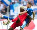 Bild: Bernd Thissen/dpa
Schalker und Elversberger lieferten sich viele enge Duelle.