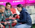 Bild: Matthias Balk/dpa
Der Tod seines ehemaligen Co-Trainers traf auch Niko Kovac (r.). (Archivbild)