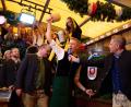 Bild: Sven Hoppe/dpa
Dominik Krause eröffnet erstmals das Oktoberfest mit dem Anzapfen des ersten Fasses Bier.