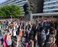 Bild: Hendrik Schmidt/dpa
Tanz den Karl Marx: Bei einem Rekordversuch tanzen die Teilnehmer am Marx-Denkmal in Chemnitz
