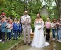 Bild: Renate Gradl
Theresa und Tim Krause haben am vergangenen Samstag in der Maria-Hilf-Kirche auf dem Annaberg geheiratet. Danach durften sie zu "Macarena"-Klängen tanzen.